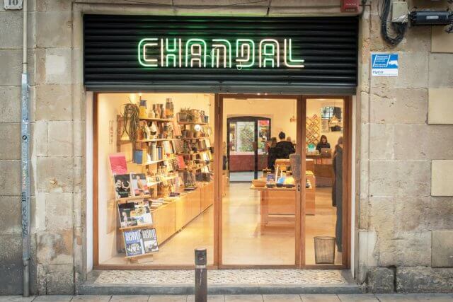 Chandal es una tienda increíble en pleno Raval. Me tope con ella por casualidad mientras paseaba por Barcelona y fue un descubrimiento fantástico, ya que cuenta con cosas de todo tipo: fotografía, revistas, libros, alimentos, juguetes de niños, decoración para el hogar, entre muchas otras cosas divertidas. <br /> Recomiendo muchísimo la visita a este local, perdido en medio del bullicio y la calma ravalera. - Pol & Grace Hotel